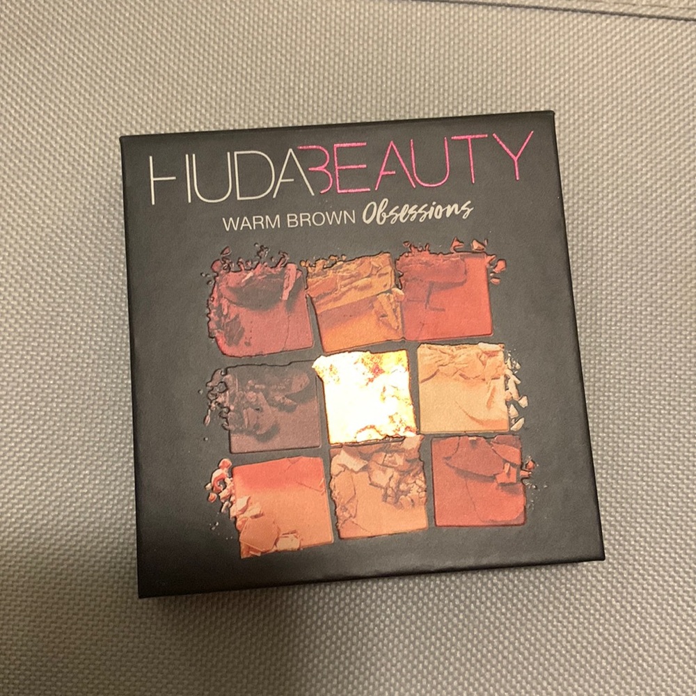 Huda beauty eyeshadow!
